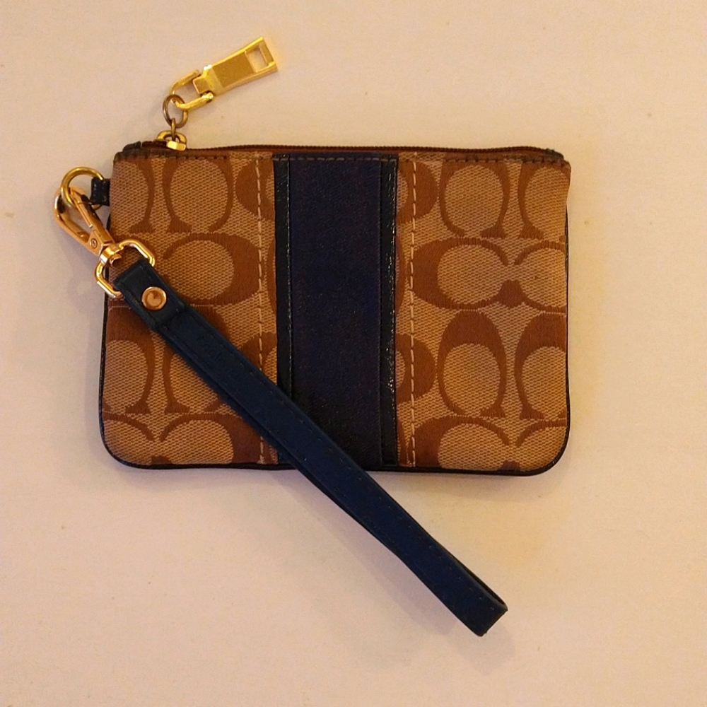 VGUC. Coach signature  C Wristlet.